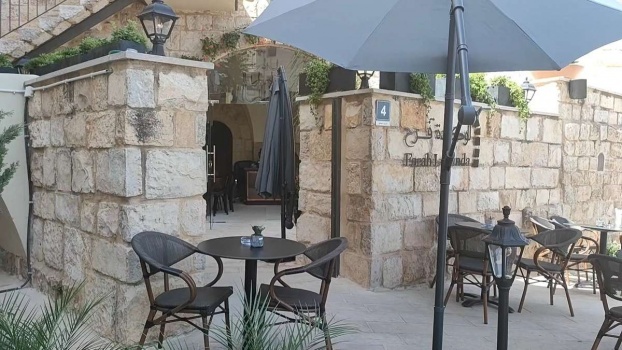 منزل متهالك في رام الله ينجو من الجرافات ليصير "لوكاندة"