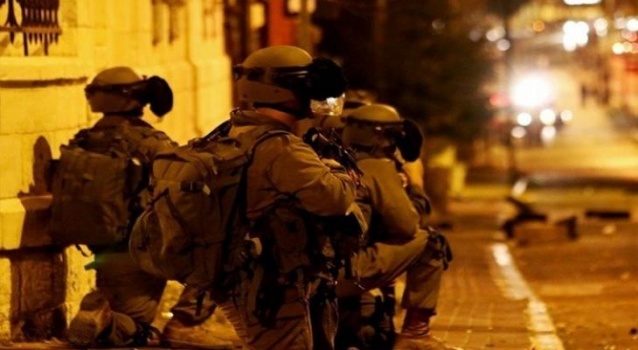 الضفة تحت إرهاب الاحتلال .. اقتحامات واعتقالات ومستوطنون يشعلون النيران بمسجد في نابلس