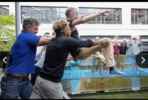 هكذا احتفل زملاء الباحث السويدي بابو بنيله جائزة نوبل الصورة : الصورة : 1 2