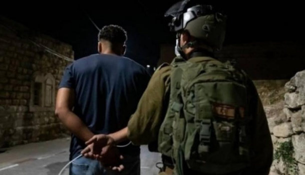 الاحتلال يشن حملة اعتقالات و مداهمات في الضفة