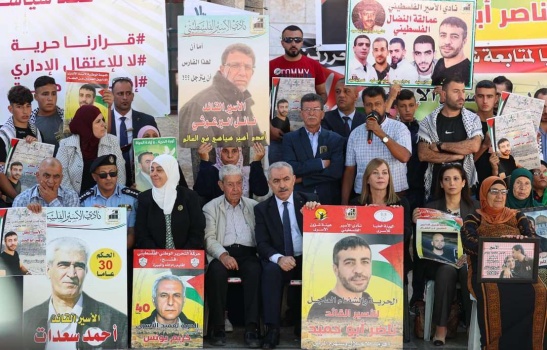 اشتية: الحكومة ستواصل عملها لتوفير مقومات الصمود لأسرانا