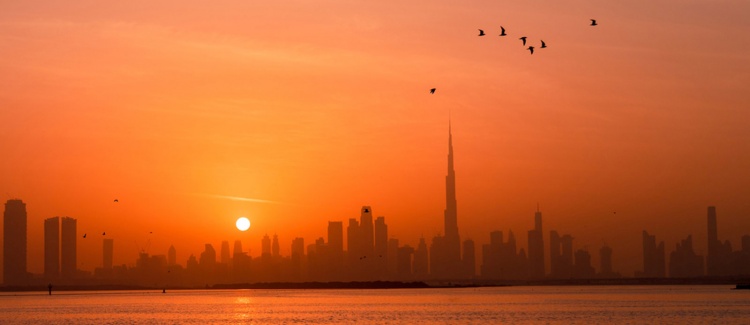 تطابق موقع غروب الشمس مع اتجاه القبلة في الإمارات خلال فبراير وأكتوبر