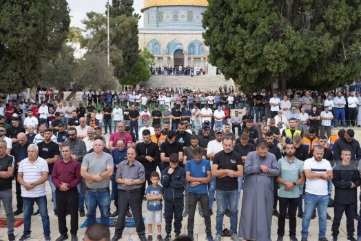 صور...40 ألفا يؤدون صلاة الجمعة في المسجد الأقصى