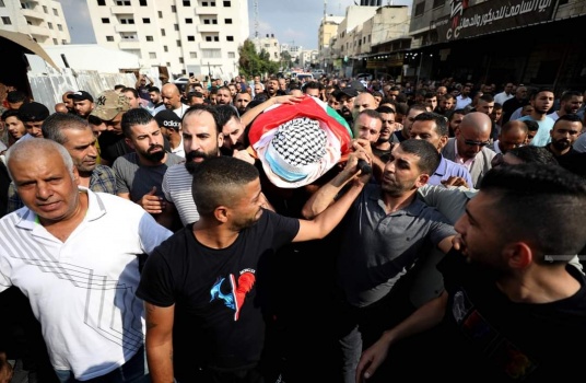 جنين: جماهير غفيرة تشيع جثمان الشهيد الطبيب عبد الله أبو التين