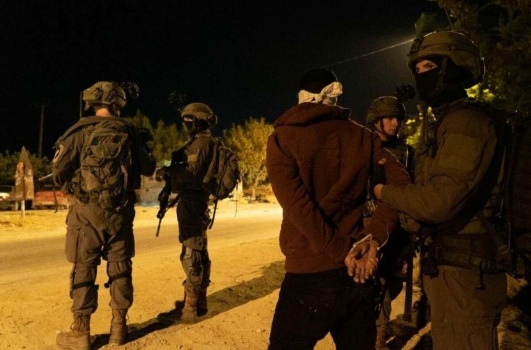 قوات الاحتلال تصيب عاملين بالرصاص جنوب الخليل وتعتقلهما