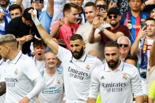 ريال مدريد يسقط برشلونة بثلاثية وينفرد بصدارة الدوري