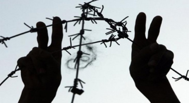 هيئة الاسرى : الافراج عن والدة المطارد عدي التميمي بشروط مجحفة