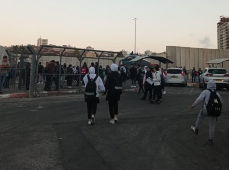 الإحتلال ينكل بالمواطنين على حاجز مخيم شعفاط... اقتحامات واعتقالات