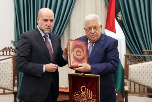 الرئيس يتسلم النسخة الأولى من مصحف المسجد الأقصى
