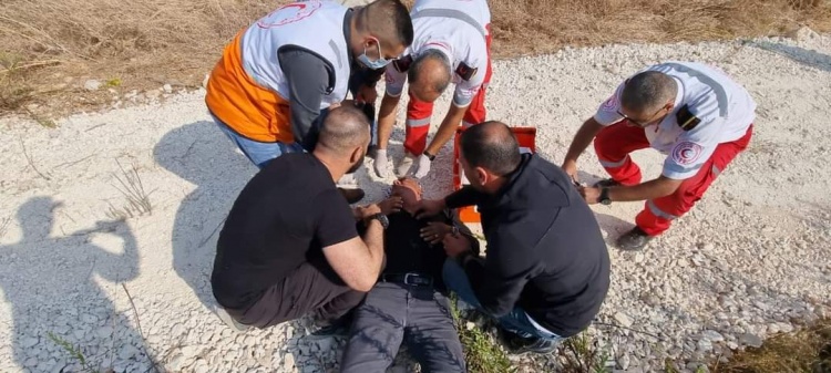 إصابة الوزير مؤيد شعبان جراء اعتداء الاحتلال عليه في قفين شمال طولكرم