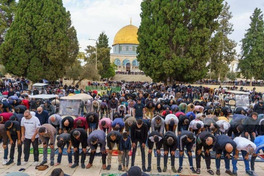 عشرات الآلاف يؤدون صلاتي الجمعة والغائب على أرواح الشهداء في المسجد الأقصى