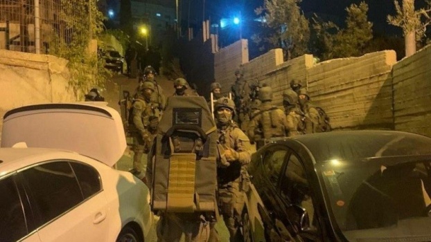 الإحتلال يعتقل 3 اسرى محررين من بلدة جبع جنوب جنين ويداهم منازل وسط اندلاع مواجهات