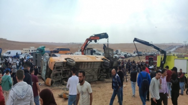 الأردن: 3 وفيات و34 إصابة بتدهور حافلة نقل طلاب في الزرقاء