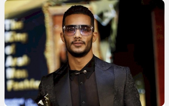 محمد رمضان يغطي رأسه بطريقة غريبة ويثير الجدل!
