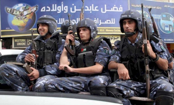الشرطة تقبض على 8 مسلحين أحرقوا مقهى وأغلقوا طريقاً عاماً برام الله