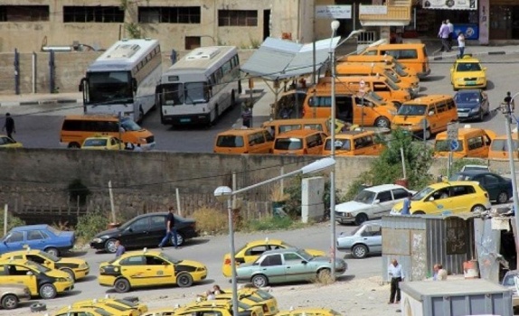 النقل تعقب على قرار منع موظفيها من العمل في مهن المواصلات