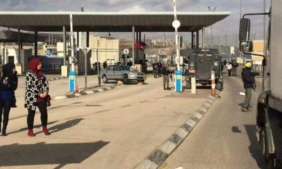 الاحتلال يغلق حاجز قلنديا