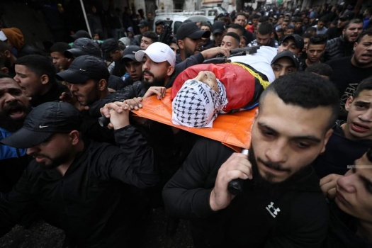 جماهير شعبنا في نابلس تشيع جثمان الشهيد الفتى مهدي حشاش إلى مثواه الأخير