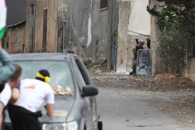 إصابة شاب بالرصاص والعشرات بالاختناق خلال قمع مسيرة كفر قدوم 