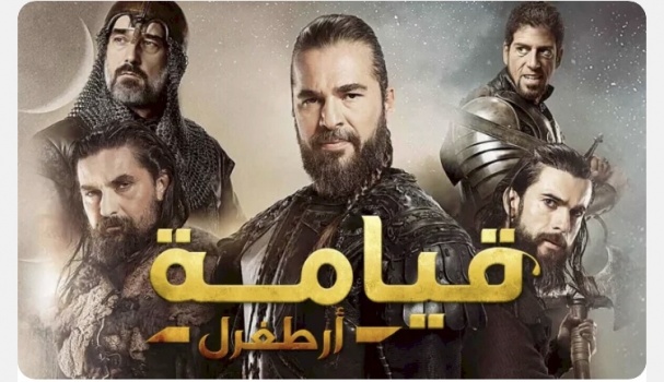 وفاة ابنة بطل مسلسل أرطغرل وزوجته في انفجار تركيا.. هكذا نام على قبرهما!