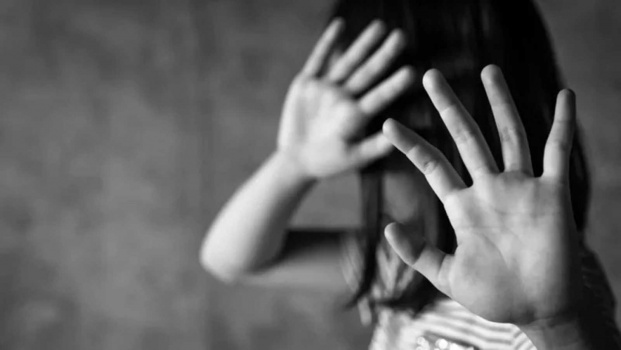 يعتديان على ابنتهما ويرغمانها على التسول