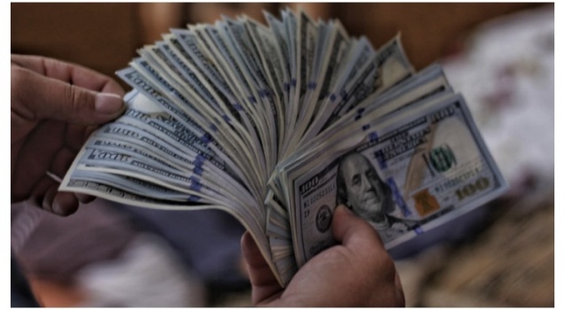 يعيدان أكثر من 21 ألف دولار إلى مسنّ أبكم