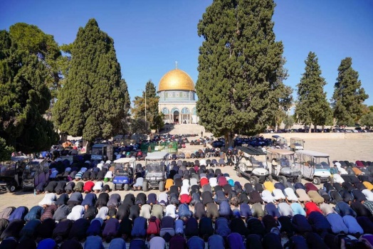 60 ألفا يؤدون صلاة الجمعة في رحاب المسجد الأقصى