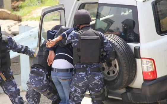 الشرطة تقبض على المطلوب الأخطر بجرائم السرقة في الخليل