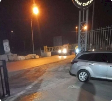 اطلاق نار على مركبة مستوطن والاحتلال يغلق طرقا ومفترقات رئيسية شرق الخليل