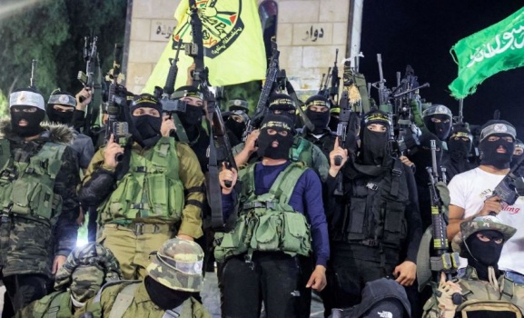 "يديعوت": 100 مسلح فلسطيني معًا قد يقلبون الأوضاع الأمنية