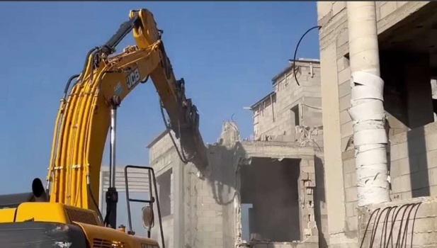 السلطات الإسرائيلية تجبر مواطنا على هدم منزله في الطيبة داخل أراضي الـ48