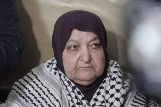 جسده أشبه بهيكل عظمي .. أم ناصر أبو حميد تتمكن من احتضانه