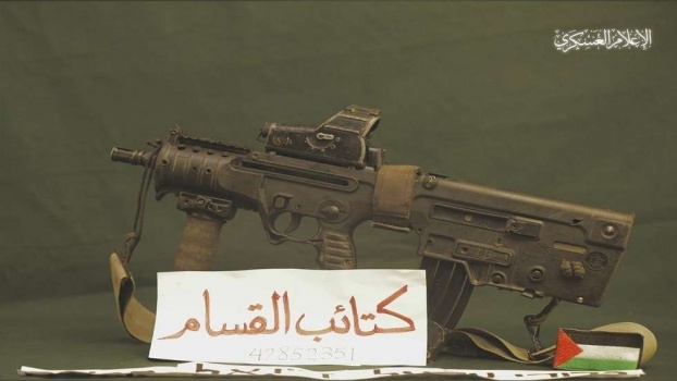 وحدة الظل بالقسام تعرض البندقية التي كان يحملها الضابط هدار عام 2014