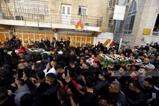 جماهير غفيرة تشيّع جثماني الشهيدين محمد ومهند مطير في مخيم قلنديا