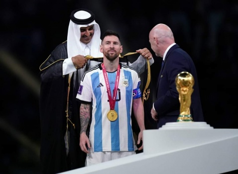 عرض عربي لشراء &ldquo;بشت&rdquo; ميسي بمليون دولار!