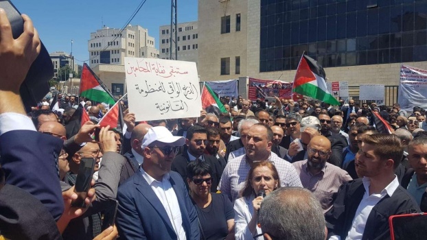 نقابة المحامين تعلق العمل أمام المحاكم حتى الخميس وتدعو لاجتماع موسع للفصائل والمجتمع المدني والاتحادات الشعبية والنقابات