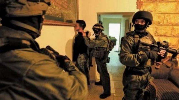 إصابة خطيرة واعتقالات في اقتحام عدة مناطق بالضفة والقدس