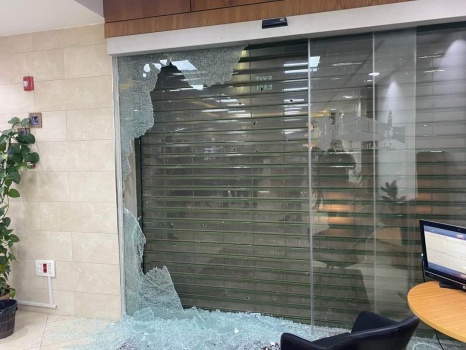 مجهولون يطلقون النار على مبنى بلدية الخليل (صور)