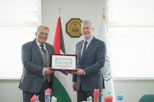 أ.د. أبو كشك يستقبل رئيس المكتب الأمريكي للشؤون الفلسطينية في القدس