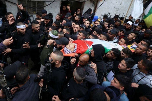 جماهير نابلس تشيّع جثمان الطفل الشهيد عامر أبو زيتون