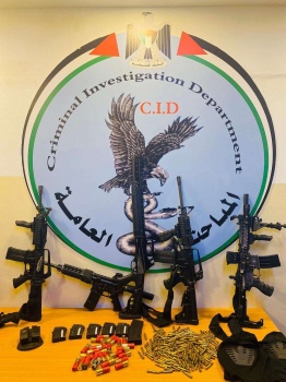 الشرطة وبإطار محاربة ظاهرة اطلاق النار على المنازل خلال المشاجرات تضبط عدد من الأسلحة والذخائر جنوب شرق القدس