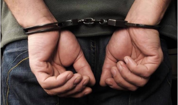 الشرطة تقبض على لصين سرقا مبلغ مالي كبير وحرقا منزل في جنين