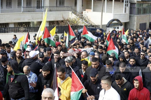 صور...جماهير رام الله تشيّع جثمان الشهيد أحمد كحلة
