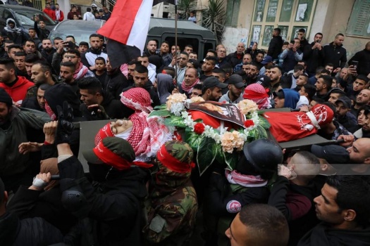 صور...جماهير غفيرة تشيّع جثمان الشهيد الطفل عمرو الخمور في بيت لحم