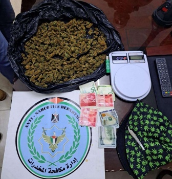 بمتابعة حثيثة لتجار المخدرات و في 3 قضايا منفصلة الشرطة تضبط ما يزيد عن كغم ونصف مخدرات واسلحة في طولكرم