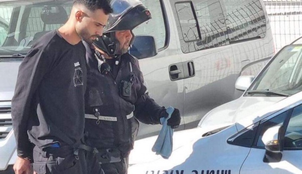 الإحتلال يعتقل شابين من الضفة في نتانيا بزعم التخطيط لتنفيذ عملية