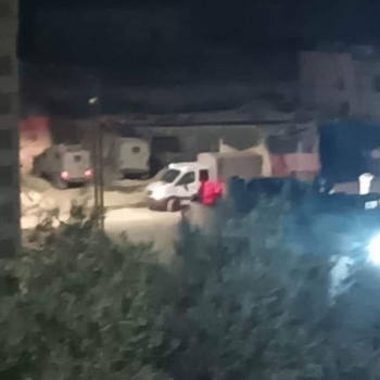 جيش الاحتلال يعتقل مواطنًا ونجليه بعد حصار منزله