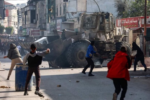 صحيفة عبرية: الفلسطينيون لا يخافون من مواجهة القوات الإسرائيلية