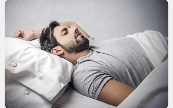 ثلاثة مشروبات يمكنها المساعدة على النوم وتعزيز جودته