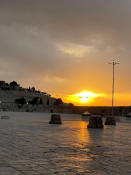 الطقس: أجواء غائمة ومغبرة